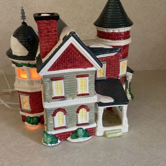 Santa’s Best Christmas in Vermont Ceramic House - Picture 7 of 9